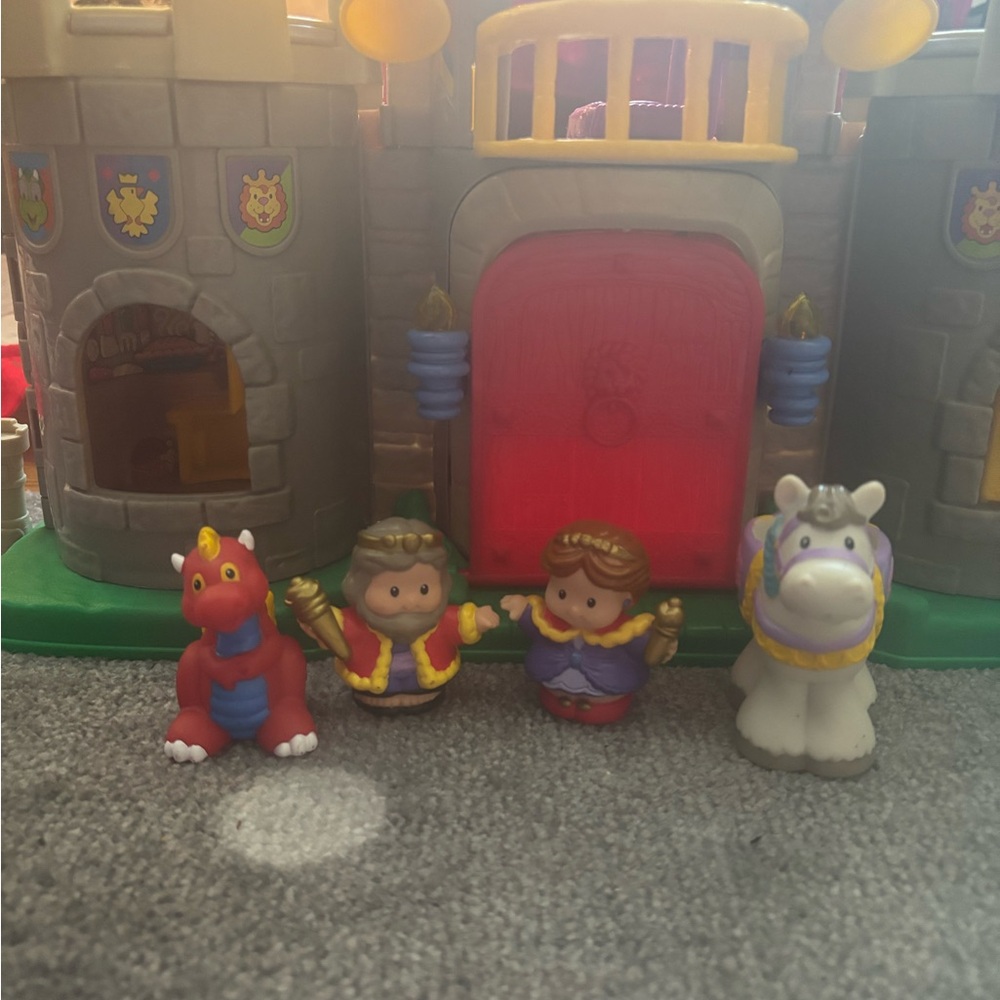 Fisher Price Little People Lil’ kingdom Castle w/ HTF Rare Red Dragon